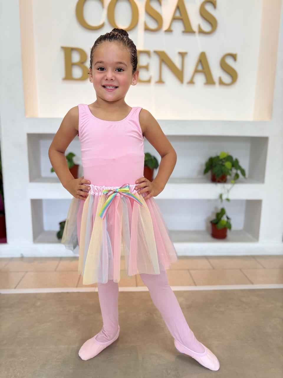 Pequeña bailarina con tutú rosa