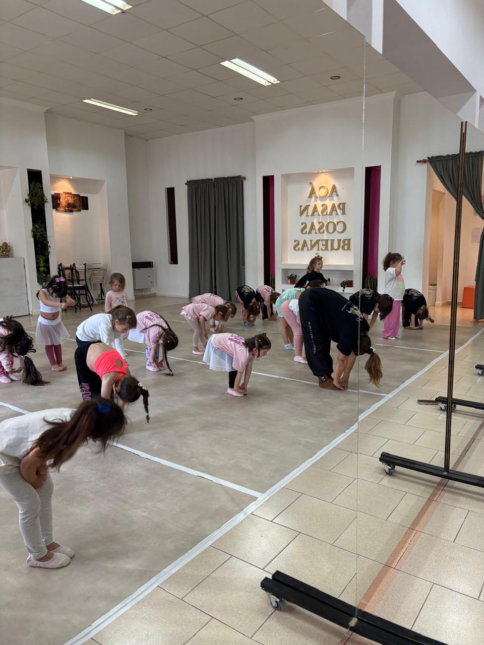 Natali Pons enseñando a sus alumnos