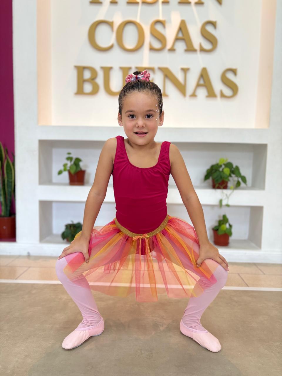 Pequeña bailarina con tutú rojo