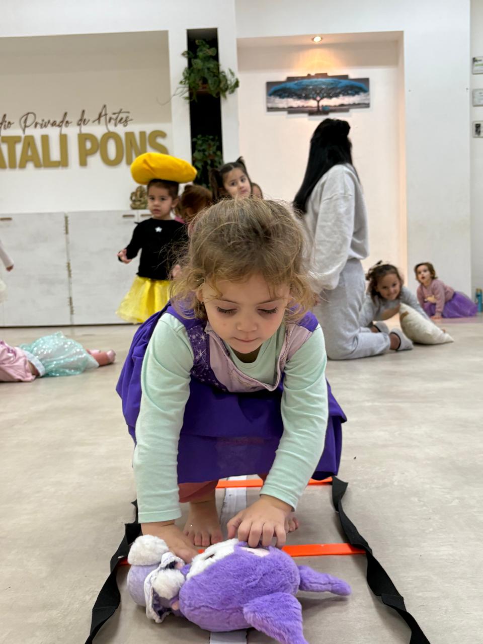 Niña jugando en el estudio Natali Pons